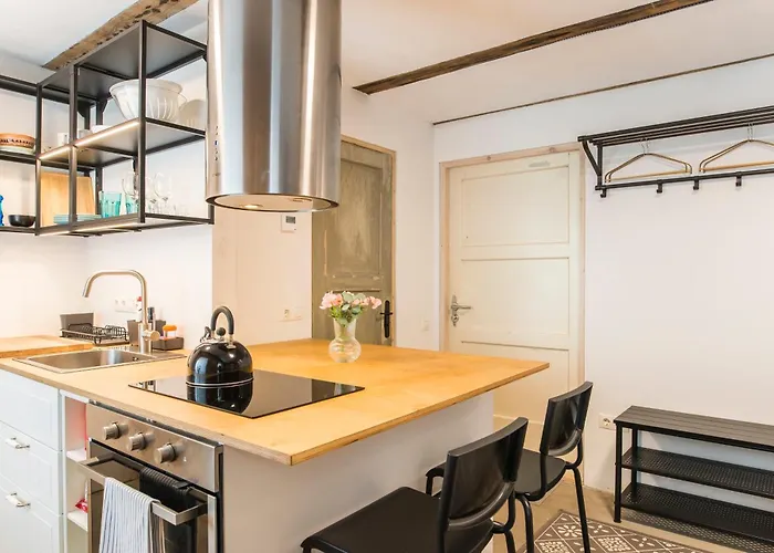 Quiet Center Studio With Private Parking